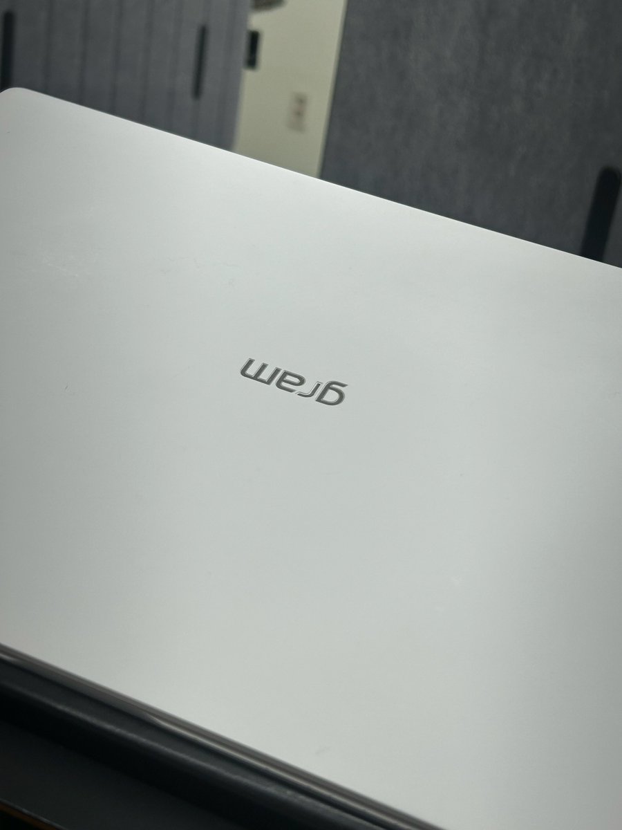 모두가 맥북을 쓰는 미국 세계관… 몇몇 친구들 애플을 사용하지 않는데, 그럴 때마다 “아니 그러면 너한테 파일 어떻게 보내지? 에어드랍  안돼??” 라는 원성이 자자함.. 미국 오실거면 무조건 애플입니다 애플!! 다만 공대는 exe쓰면 맥북