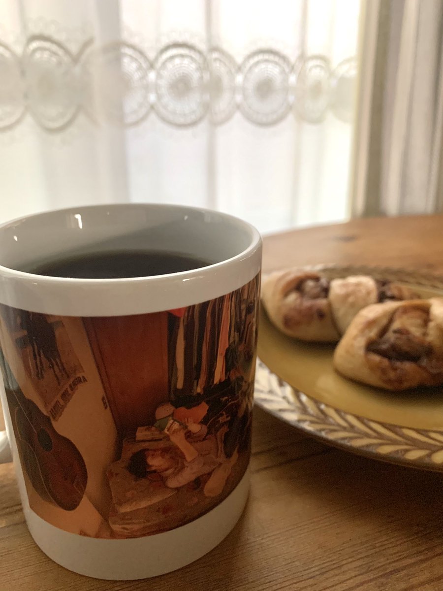 myao_my1's tweet image. #charmyごはん 

西洋軒の角煮エピとコーヒー

曽我部さんの寝っ転がってるマグで

おはようございます☕️よい週末を

おにぎりアクション最終日はのち程！

#曽我部恵一
#木漏れ日のお茶会