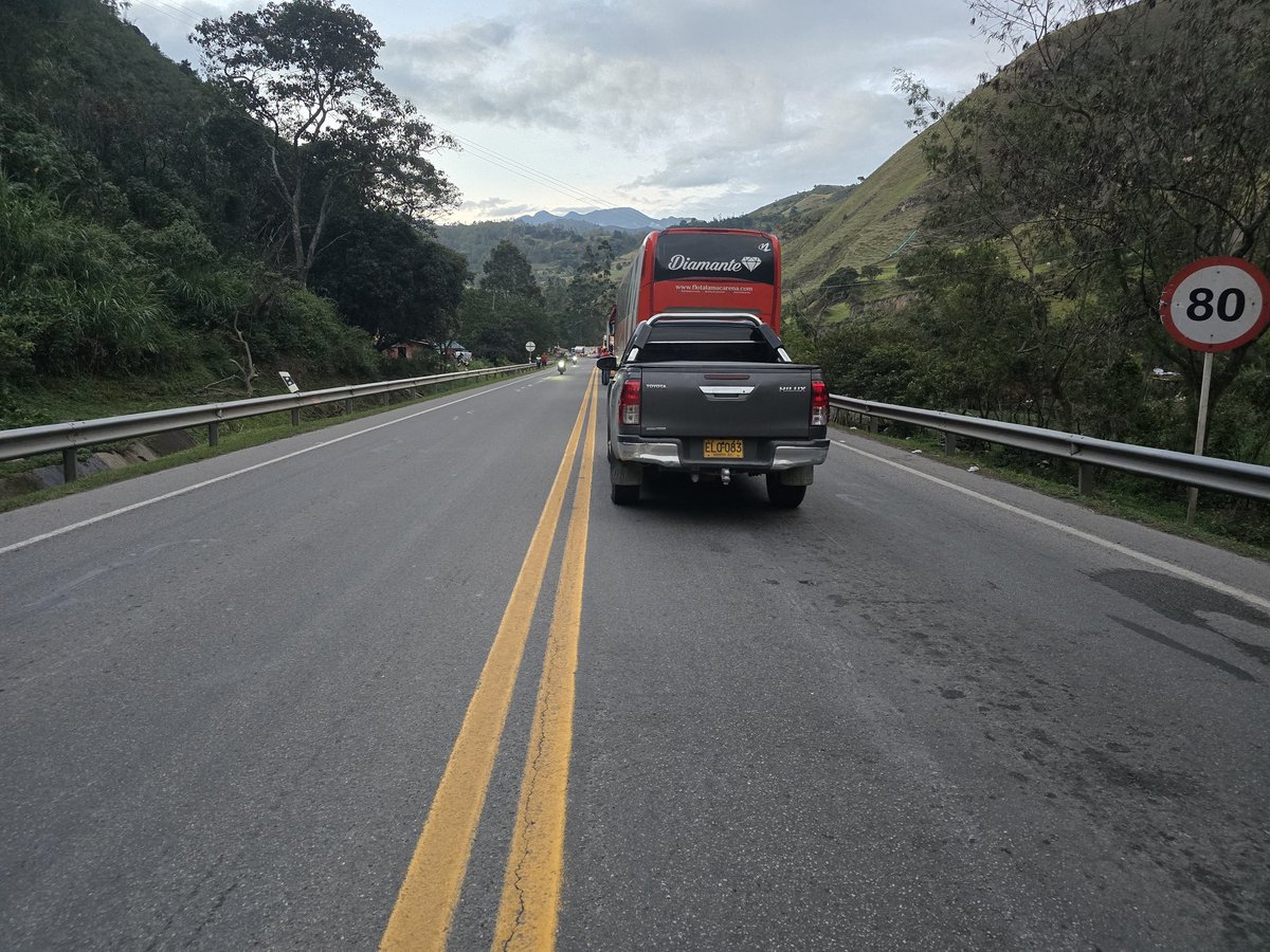faqlss's tweet photo. @CoviandinaSAS Vía Villabo-Bogota con tráfico detenido hace 4 horas a la altura de Caqueza. Un fracaso el manejo de Coviandina. https://t.co/Z4XygJOlXw