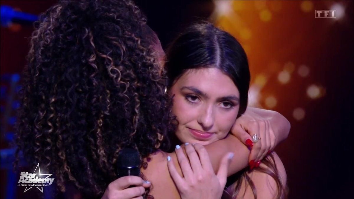 👑 Ema finit très, très, très bien son parcours à la #StarAcademy 

Pour la deuxième fois dans l'histoire de l'émission (Yvane en saison 8), Ema laisse sa place à Léane et quitte d'elle-même l'aventure, sans laisser les élèves choisir.

Jolie sortie, Ema en ressort gagnante !