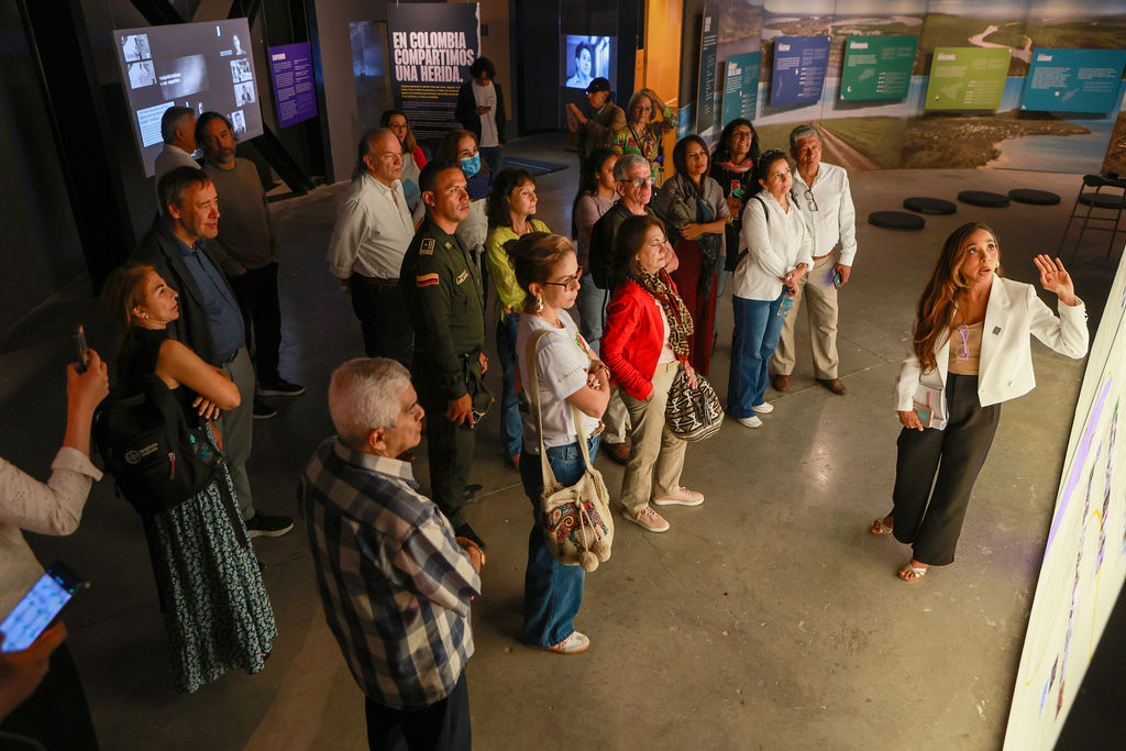 EmbAlemaniaCOL's tweet image. Se necesitan memorias plurales, incluso las marginadas, para crear una memoria colectiva robusta. Tanto el Estado como la sociedad civil las cuidan por igual.
La memoria como la democracia no son heredadas, sino que requieren de un cuidado constante.