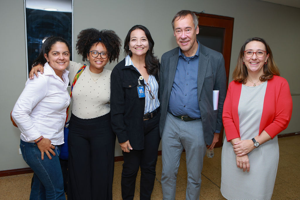 EmbAlemaniaCOL's tweet image. Se necesitan memorias plurales, incluso las marginadas, para crear una memoria colectiva robusta. Tanto el Estado como la sociedad civil las cuidan por igual.
La memoria como la democracia no son heredadas, sino que requieren de un cuidado constante.