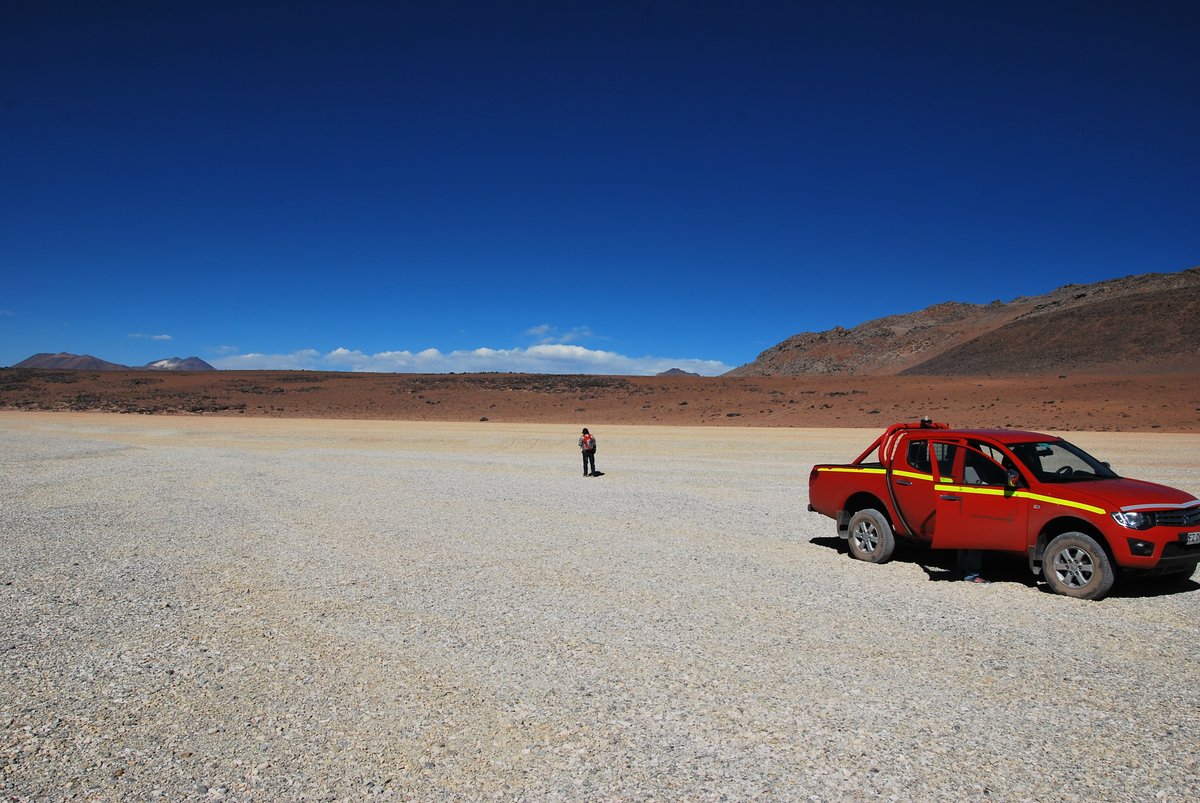 petrologyakita's tweet image. アンデス山脈というと、標高が高いためにヒマラヤやアルプスのような急峻な山脈地形を想像するかもしれません。ところがチリ北部のアンデス山脈に行ってみると、なだらかな高原が広がり、そこに点々と山があるような感じです。この辺の高原は4000m以上あります。
