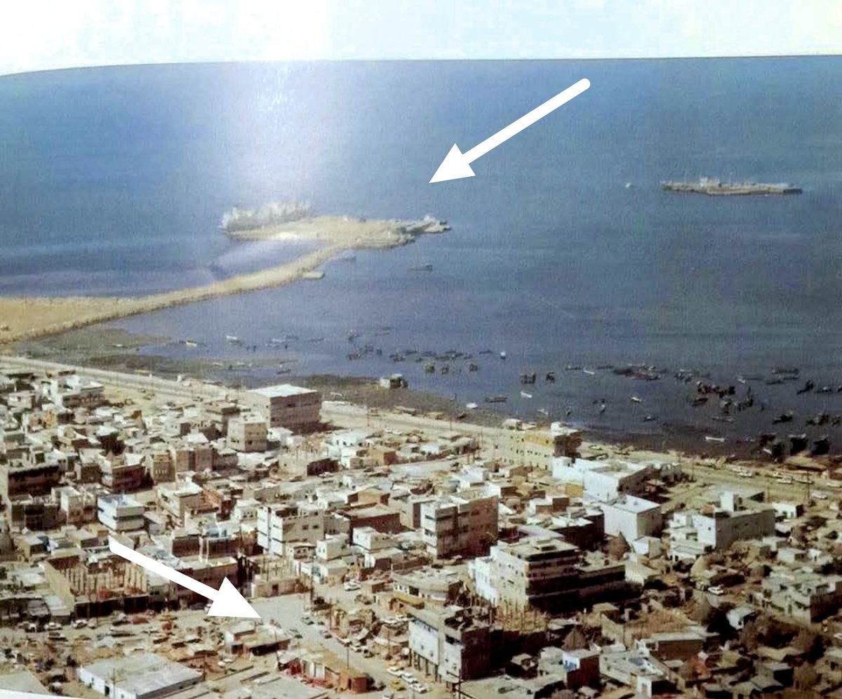 من قديم جيزان ، تقريبا عمر الصورة كم ؟ 
ويظهر في الصورة مركز  سلاح الحدود في بداية إنشائه ، وكذلك مكان بيع الزلابية وسط البلد .