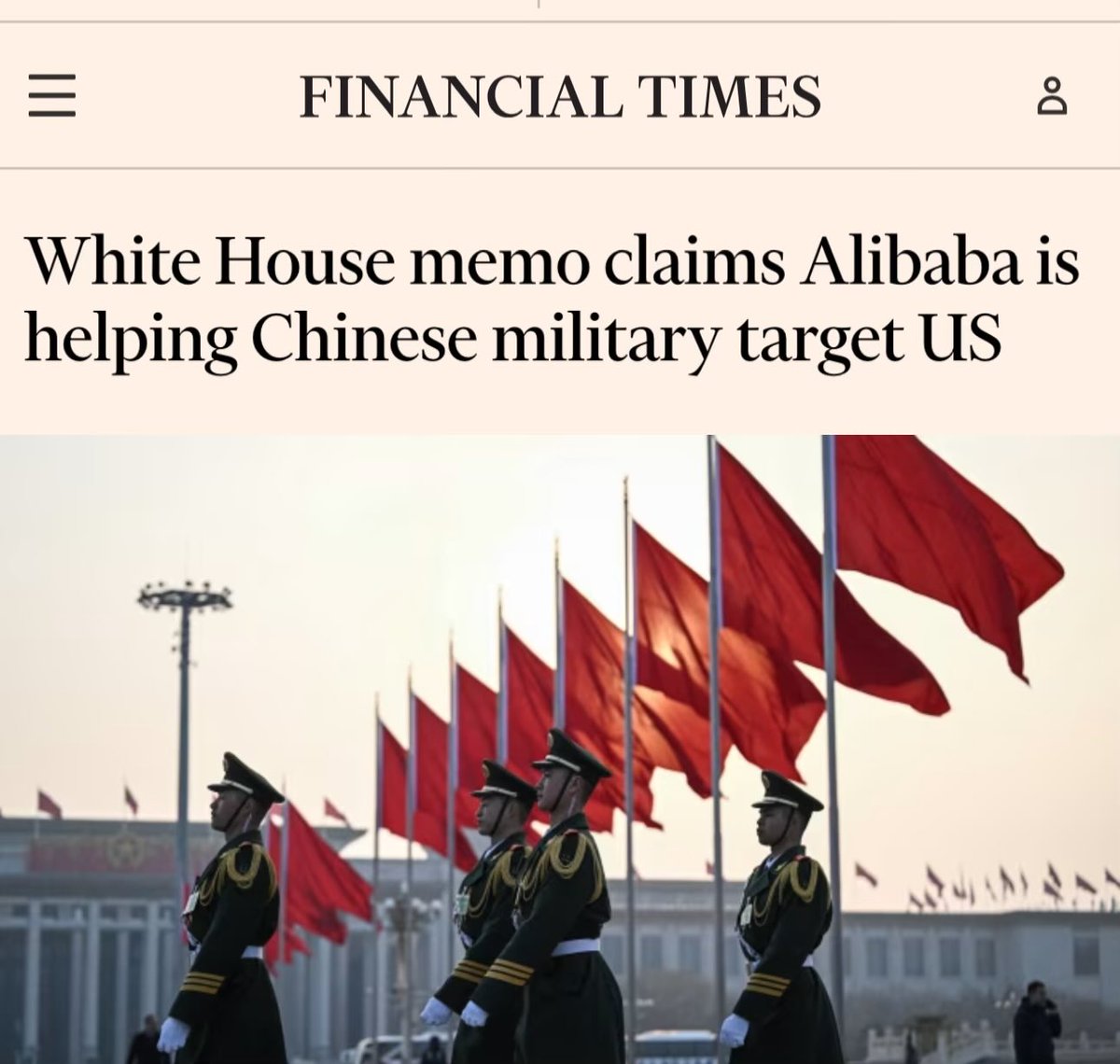 英國《金融時報》的報紙標題稱，白宮備忘錄稱阿裏巴巴正在幫助中國軍方瞄準美國，在白宮備忘錄下方，一張圖片顯示，四名身穿綠色製服、帶有金色裝飾的中國軍官排成隊形，身後拿著白手套站著，杆子上掛著多麵紅色的中國國旗，映襯著夕陽西下的天空，背景是高大的灰色結構。