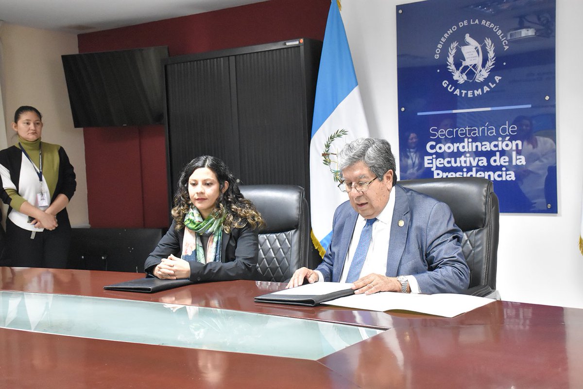 SCEPgt's tweet image. La Carta de entendimiento entre la #SCEP🇬🇹 y el @nimdgt, firmada por el secretario ejecutivo de la presidencia, Victor Hugo Godoy e Inés Lourdes Tobar, representante de país, del Instituto Holandés para la Democracia Multipartidaria tiene como objeto, establecer …