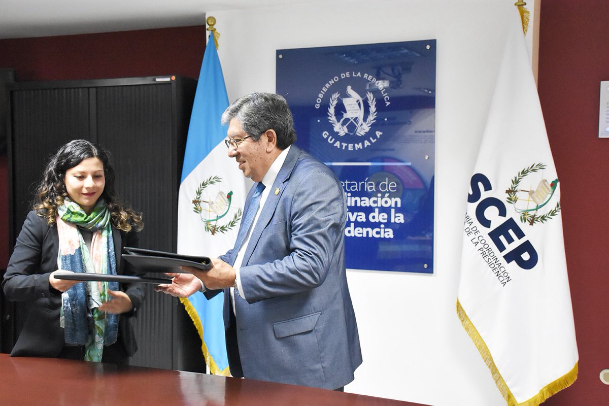 SCEPgt's tweet image. La Carta de entendimiento entre la #SCEP🇬🇹 y el @nimdgt, firmada por el secretario ejecutivo de la presidencia, Victor Hugo Godoy e Inés Lourdes Tobar, representante de país, del Instituto Holandés para la Democracia Multipartidaria tiene como objeto, establecer …