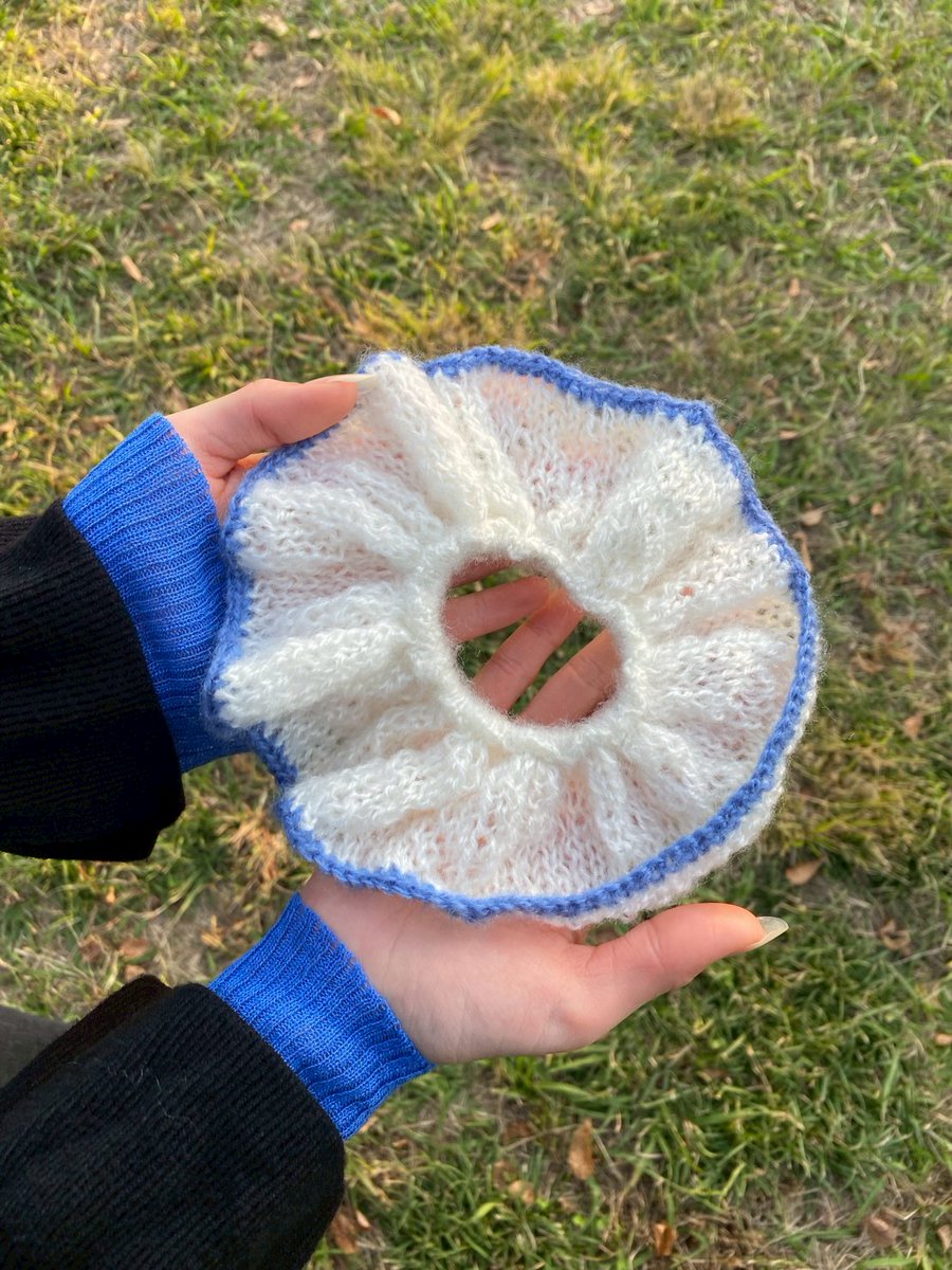 メリヤス編みのシュシュ
ふわふわフリフリで可愛い

 #編み物