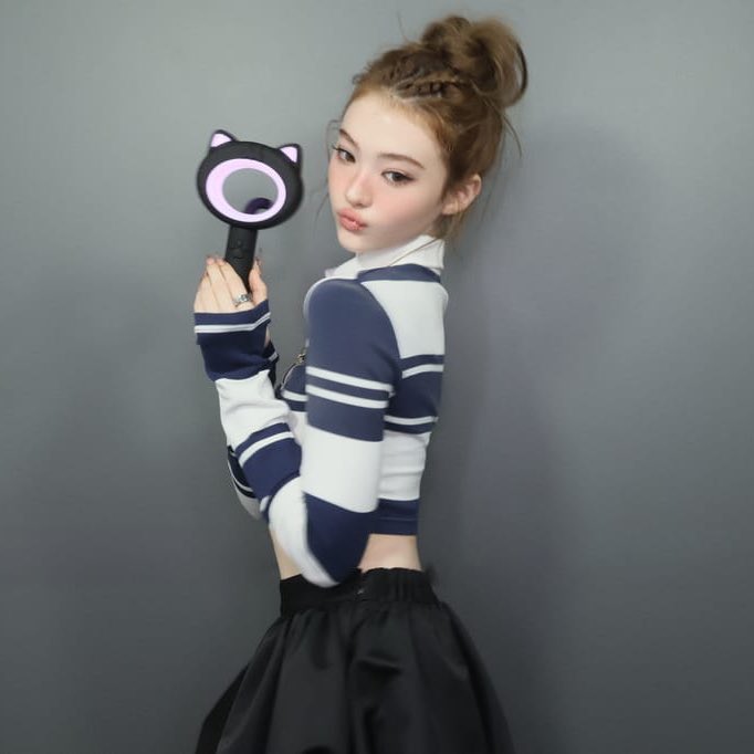 eclla's tweet image. Frame myself inside the photobooth, a normal teenager day, I guess? Yet, now I brought on my little buddy on my grip: the kitty stick to fill up the photostrips. Today is theme also striking to &amp;lt; be adorable to hang on bedroom’s mirror! &amp;gt; 𖦹❤︎