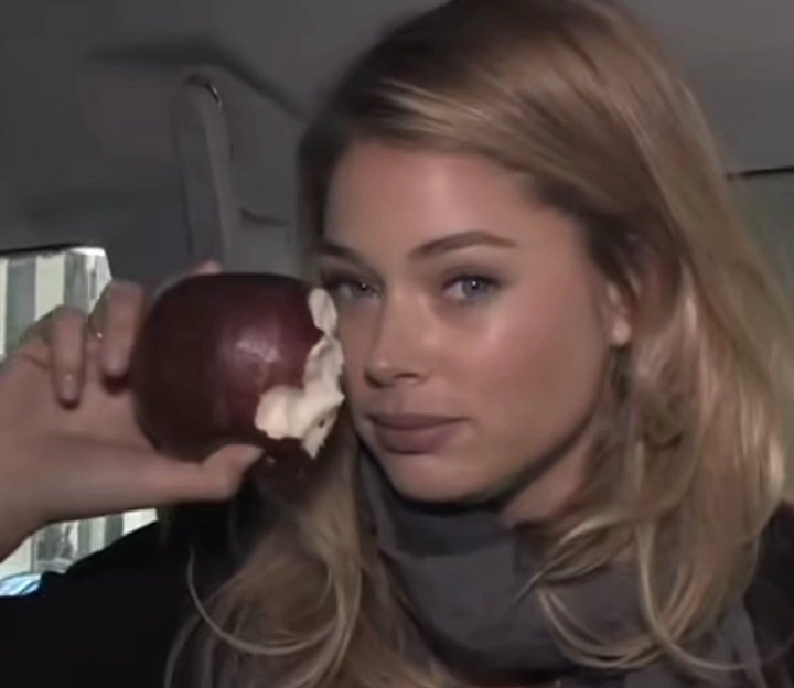 versaceschanel's tweet image. me bc i don't play about apples