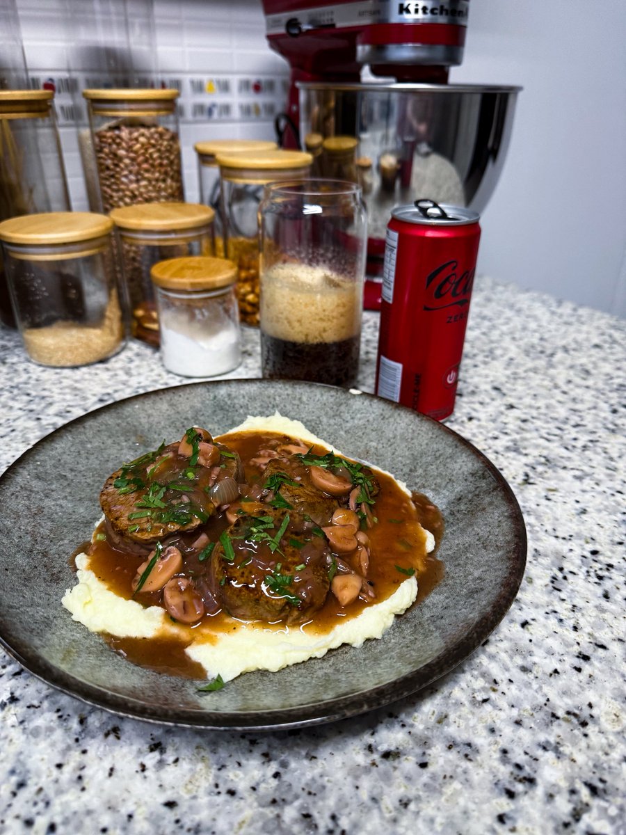 juliapitzer's tweet image. hoje a almojanta foi isso aqui 🥵