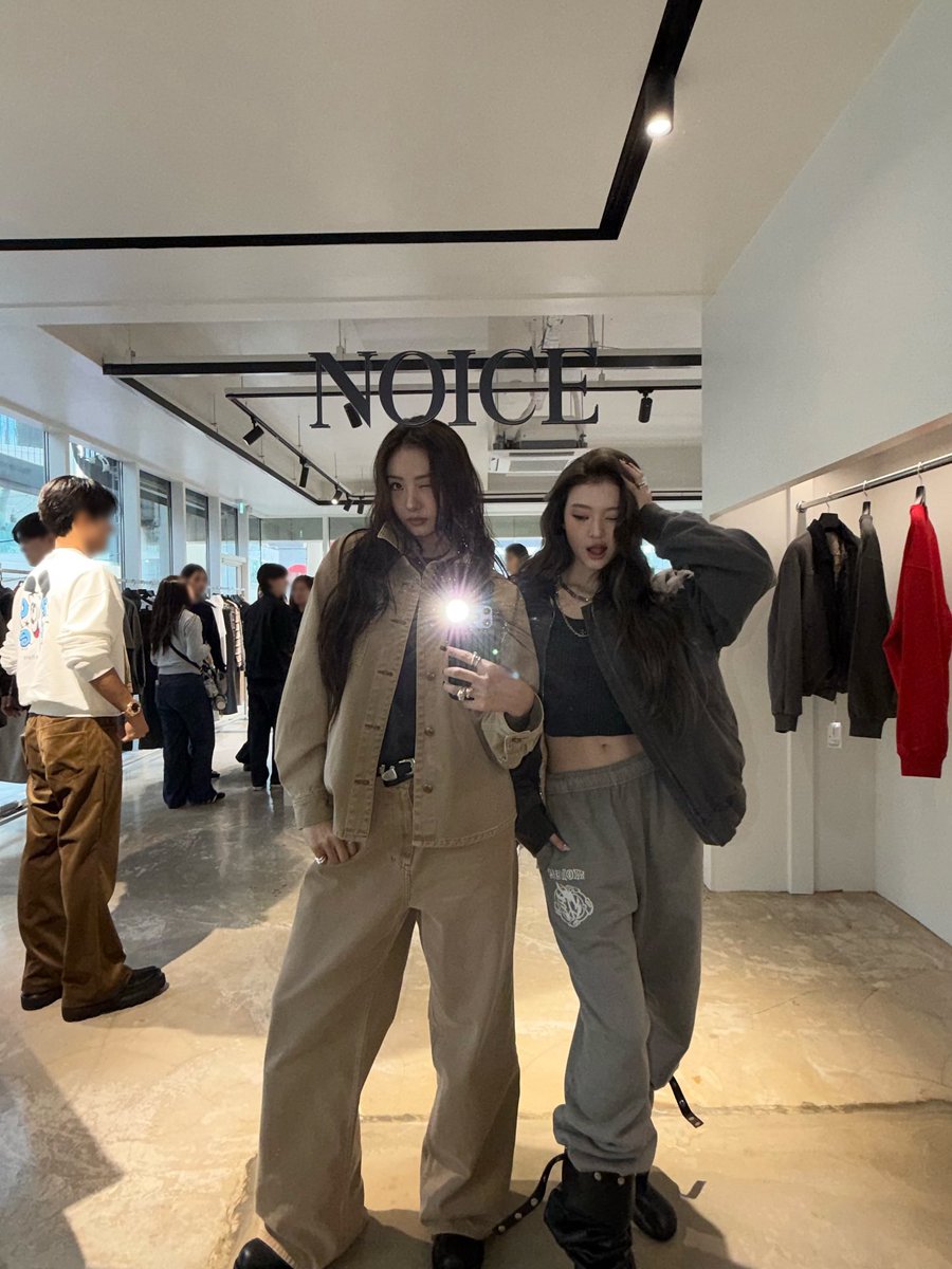 eclla's tweet image. Got my 𝘣𝘦𝘴𝘵𝘪𝘦 on my side, high up, 𝖦͟𝖺͟𝗐͟𝗈͟𝗇! 🎬👠  It doesn't counted as  bestie hangout if it isn't taking pictures together, on our chicest outfit, at the coolest vogue store. The fashionable duo, us thinks.