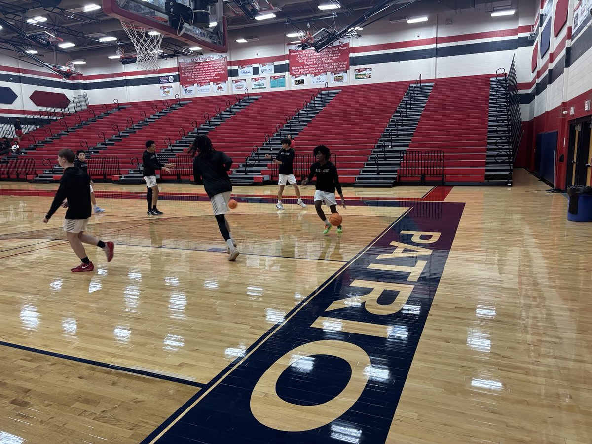 EV_Hoops's tweet image. Freshmen and JV getting ready.              #PROCESS #NightOne