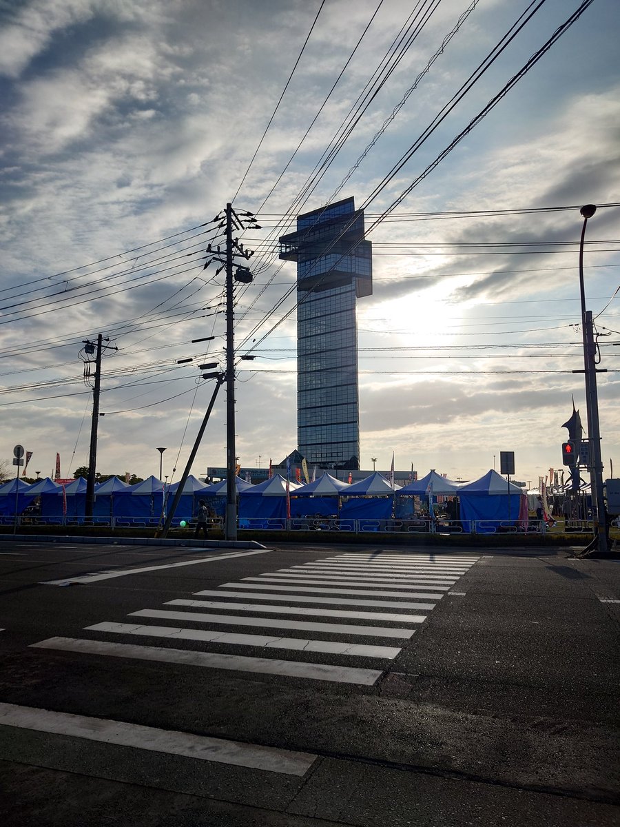 irryanksy's tweet photo. おはようございます！
ついに始まるあんこう祭り
全く予備知識ないまま初参加w

９時開始だけど、とりあえず7:50に着いたけど…既に有志の方々がいらっしゃってたのでなんか安心w

てか食べ物の屋台めっちゃあるやん
全部は無理にしても食べれるだけ食べたいなぁ
#あんこう祭り https://t.co/TbaaRhfMlb