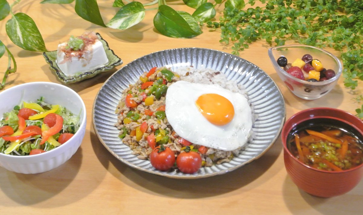 ★バカオライス☆ 👩‍🍳 昨日の夕食は「ガパオライス」を作りました🇹🇭 ピーマンと赤黄