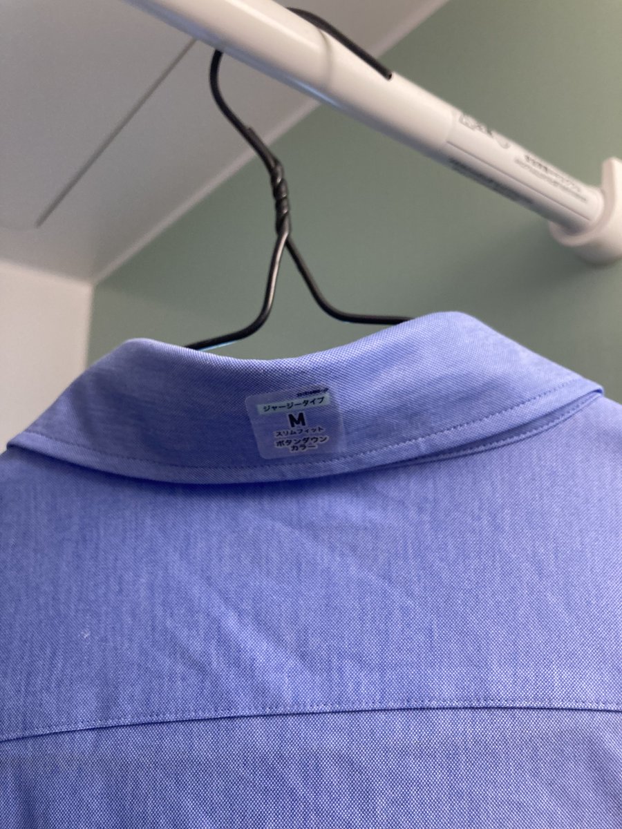 あーこのシャツ、バレンシアガだったかーじゃなきゃこんなところにシールなんて貼ってないよなぁーユニクロじゃないからねぇー絶対違うー