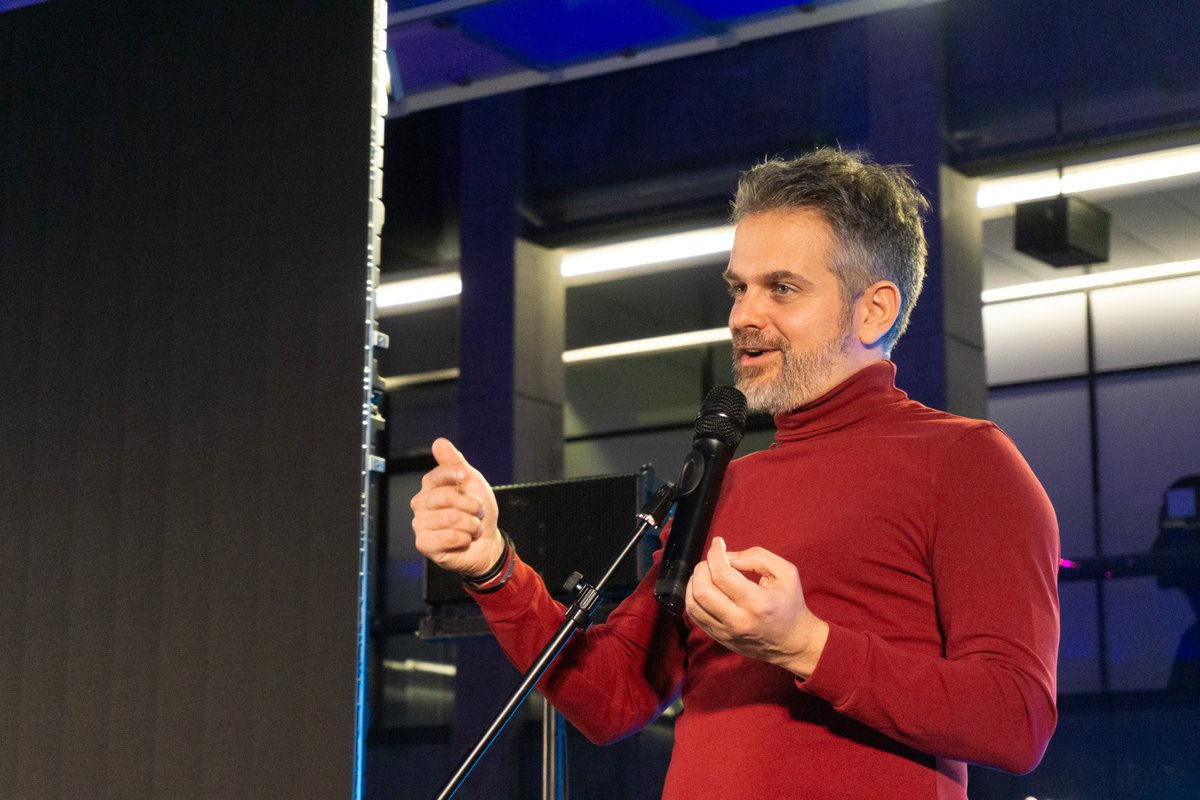 El viernes pasado <a href="/danielben/">Daniel - Storyteller</a> dio una charla en EVA y me divertí mucho haciendo de fotógrafa :)
<a href="/adva_vg/">ADVA</a>