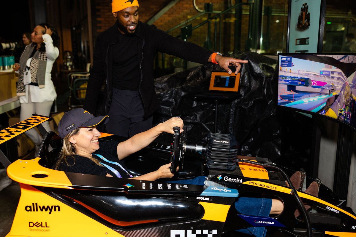 FreshworksInc's tweet image. What a day at #Refresh2025 North America.

We united around one mission: make work uncomplicated and deliver real results. From customer stories (@AMCTheatres, @Fabletics, @DHLus + more) to new product launches, Freshdesk Command Center, Freddy AI Insights, Intelligent Routing,…