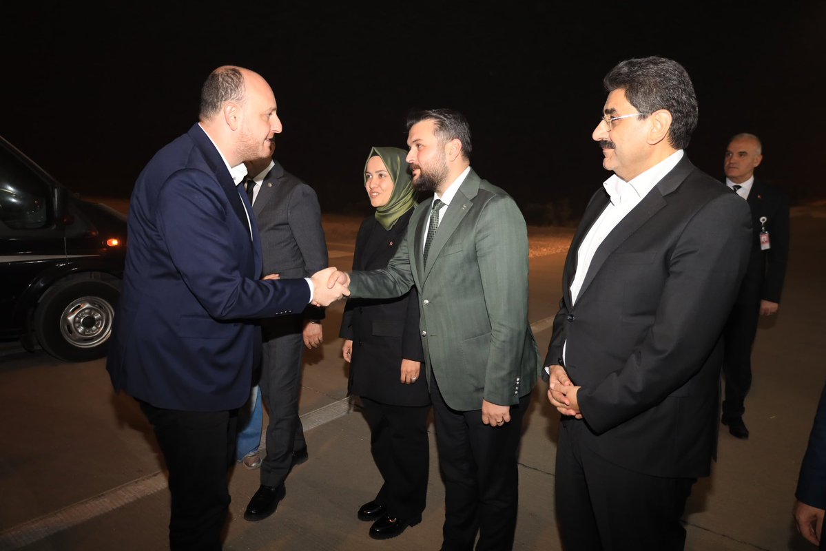 Cumhurbaşkanımız Sayın Recep Tayyip Erdoğan'ın teşrifleriyle yarın Adıyaman'da yapılacak olan programa geçmek üzere Şanlıurfa'mıza Hava yoluyla gelen AK Parti Genel Başkan Yardımcımız, Teşkilat Başkanımız Sayın <a href="/abuyukgumus/">Ahmet Büyükgümüş</a>'ü karşıladık.

<a href="/avyusufibis/">Yusuf İBİŞ</a> <a href="/bybekirbozdag/">Bekir  Bozdağ</a> <a href="/osmannazlier/">Osman Nuri Nazlıer</a>