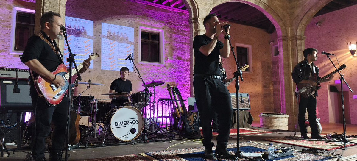 Xavisunsi's tweet image. Bona nit, hui de concert al #CastelldAlaquàs , amb el meu fillol Sebastià i el seu grup #Diversos , Rock and Roll en directe i en viu 🎸🤟🏽🥁