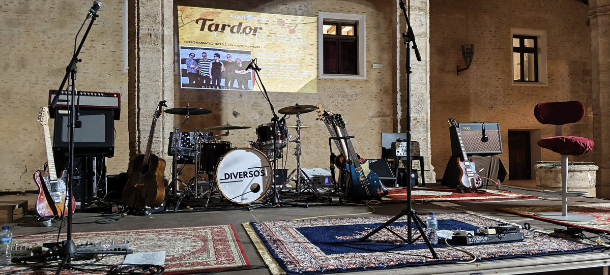 Xavisunsi's tweet image. Bona nit, hui de concert al #CastelldAlaquàs , amb el meu fillol Sebastià i el seu grup #Diversos , Rock and Roll en directe i en viu 🎸🤟🏽🥁