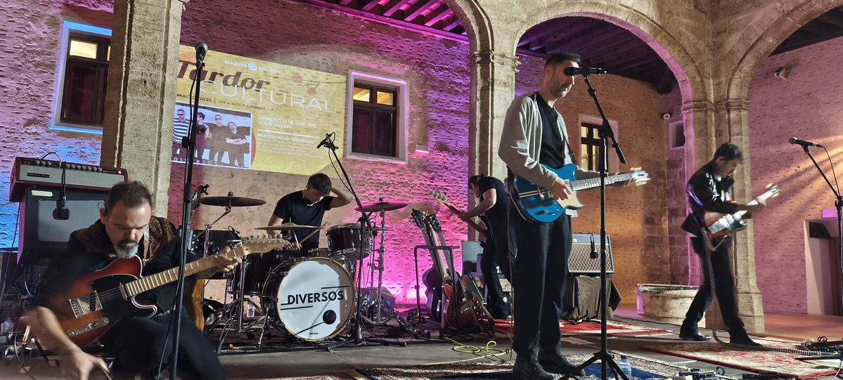 Xavisunsi's tweet image. Bona nit, hui de concert al #CastelldAlaquàs , amb el meu fillol Sebastià i el seu grup #Diversos , Rock and Roll en directe i en viu 🎸🤟🏽🥁