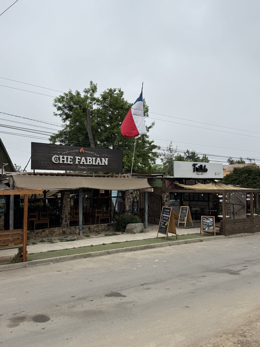 Minatokaigai's tweet image. 先日チリ🇨🇱の街を歩いてたら、
おじさんに突然「ニーハオ！」って声かけられた😂

笑顔で「日本人だよ〜」って返したら、
おじさん曰く…

「中国人に見えたとかじゃなくて、何人か分からない時は全部ニーハオなんだよ😳」

理由を聞いたらさらに衝撃。…