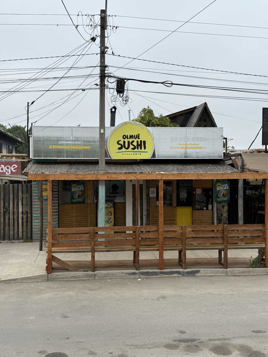 Minatokaigai's tweet image. 先日チリ🇨🇱の街を歩いてたら、
おじさんに突然「ニーハオ！」って声かけられた😂

笑顔で「日本人だよ〜」って返したら、
おじさん曰く…

「中国人に見えたとかじゃなくて、何人か分からない時は全部ニーハオなんだよ😳」

理由を聞いたらさらに衝撃。…