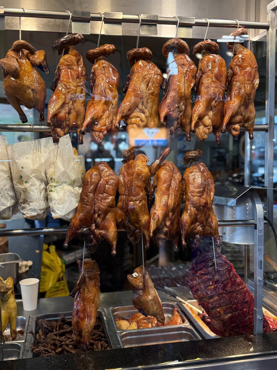 Bitesnsites's tweet image. 🔥 Atlanta just scored a new @MichelinGuideNA Recommended gem on Buford Highway. Best BBQ is basically a large stall with seating in City Farmers Market serving some of the city’s most flawless Peking duck alongside classic Cantonese dishes
#MichelinGuide #BufordHighway
