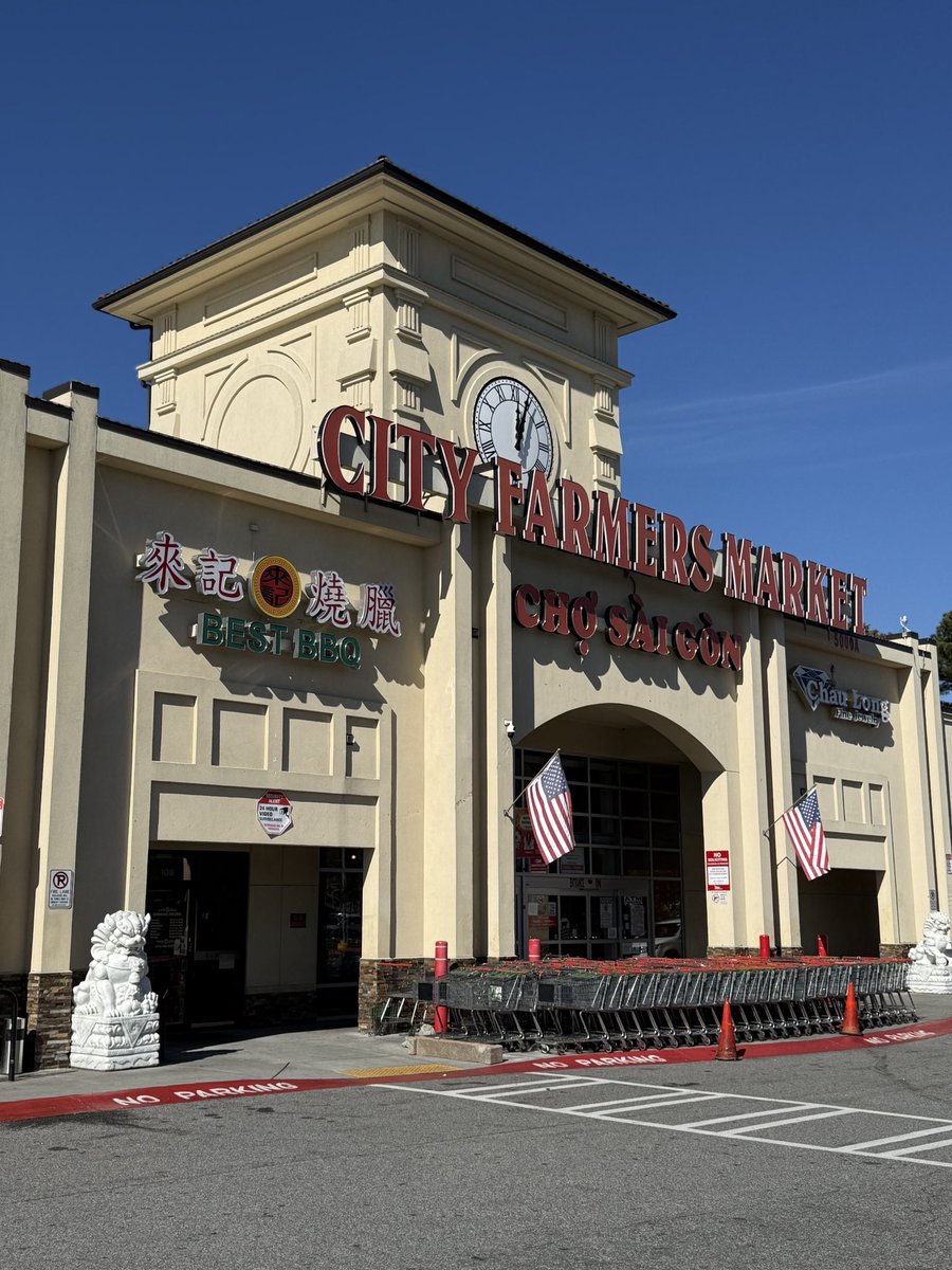 Bitesnsites's tweet image. 🔥 Atlanta just scored a new @MichelinGuideNA Recommended gem on Buford Highway. Best BBQ is basically a large stall with seating in City Farmers Market serving some of the city’s most flawless Peking duck alongside classic Cantonese dishes
#MichelinGuide #BufordHighway