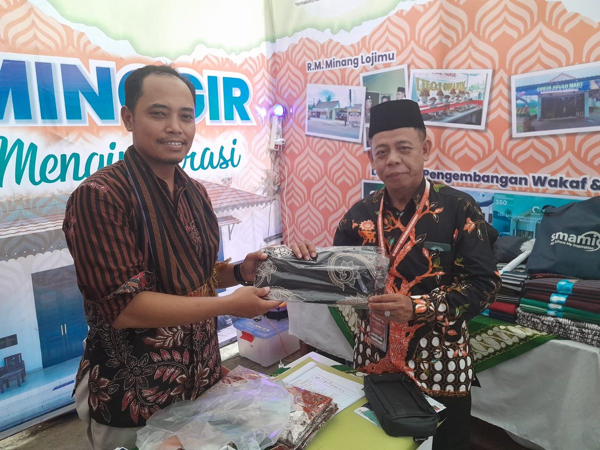 pcmminggir's tweet photo. Keseruan Stand @pcmminggir dalam CRM Award VI dan Expo di Masjid Al Jihad Banjarmasin https://t.co/2J5mVxcg73