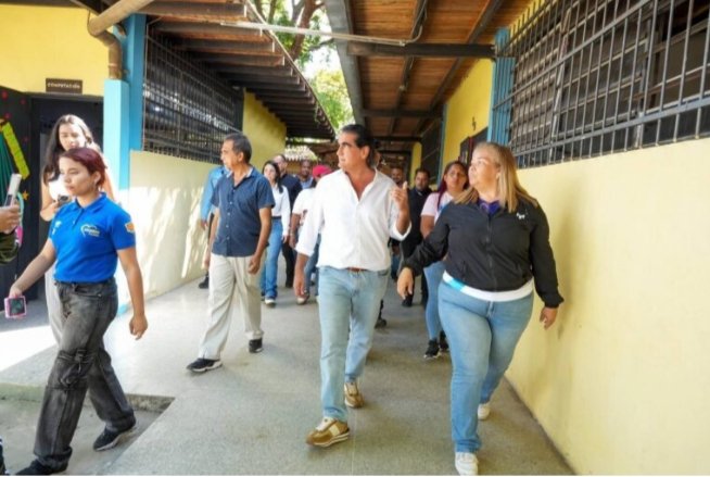 danielmendezp8's tweet image. &quot;Tenemos la responsabilidad de acompañar a nuestro pueblo con hechos concretos,&quot; dijo el ministro Alex Saab, @AlexNSaab, en Naguanagua Oeste, Edo. Carabobo. ¡Es un compromiso con la comunidad! #Carabobo #FreeAlexSaab #PoderPopular #Compromiso #Venezuela