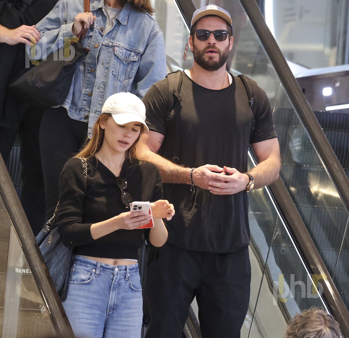 PLHBMidia's tweet photo. 📸|| LIAM ESTÁ NA AUSTRÁLIA
#LiamHemsworth e #GabriellaBrooks, no aeroporto de Sydney, embarcando juntos em um voo para Byron Bay, na Austrália. 09 de novembro de 2025 https://t.co/M0pV9vOghI