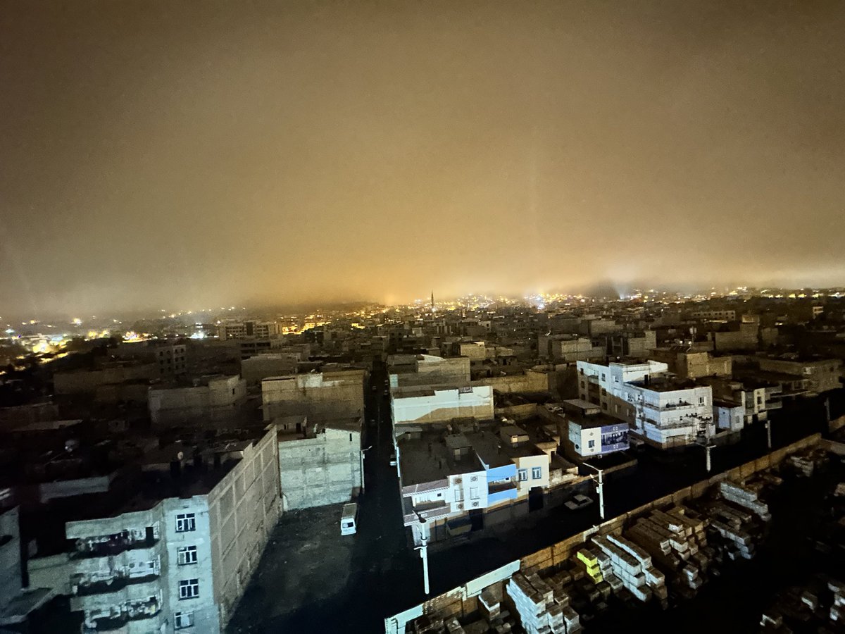 Şehre aylar sonra iki damla yağmur yağdı, hemen trafolar patladı,saatlerdir elektrikler kesik!  Bütün yaz boyunca “bakım onarım” adı altında yapılan kesintilerin de TEDAŞ tarafından keyfi yapıldığı bir kez daha ortaya çıktı! 
Bu şehre zerre altyapı yatırımı yapılmadı, yapılmıyor!