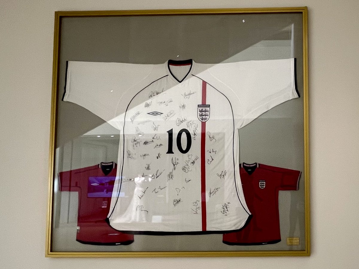 これの前を通るたびイングランドだなぁ… と思ってたけど今朝……ああ