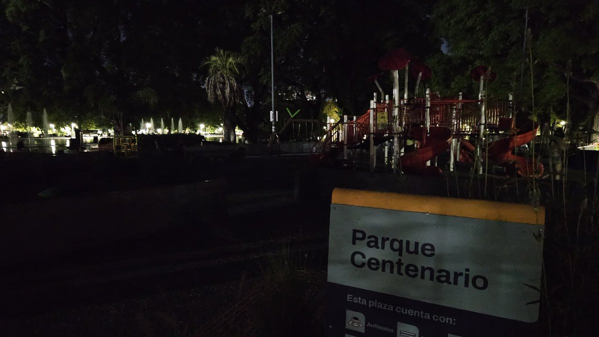De mal en peor. 
Oscuridad total en la mitad del parque. cc <a href="/jorgemacri/">Jorge Macri</a>