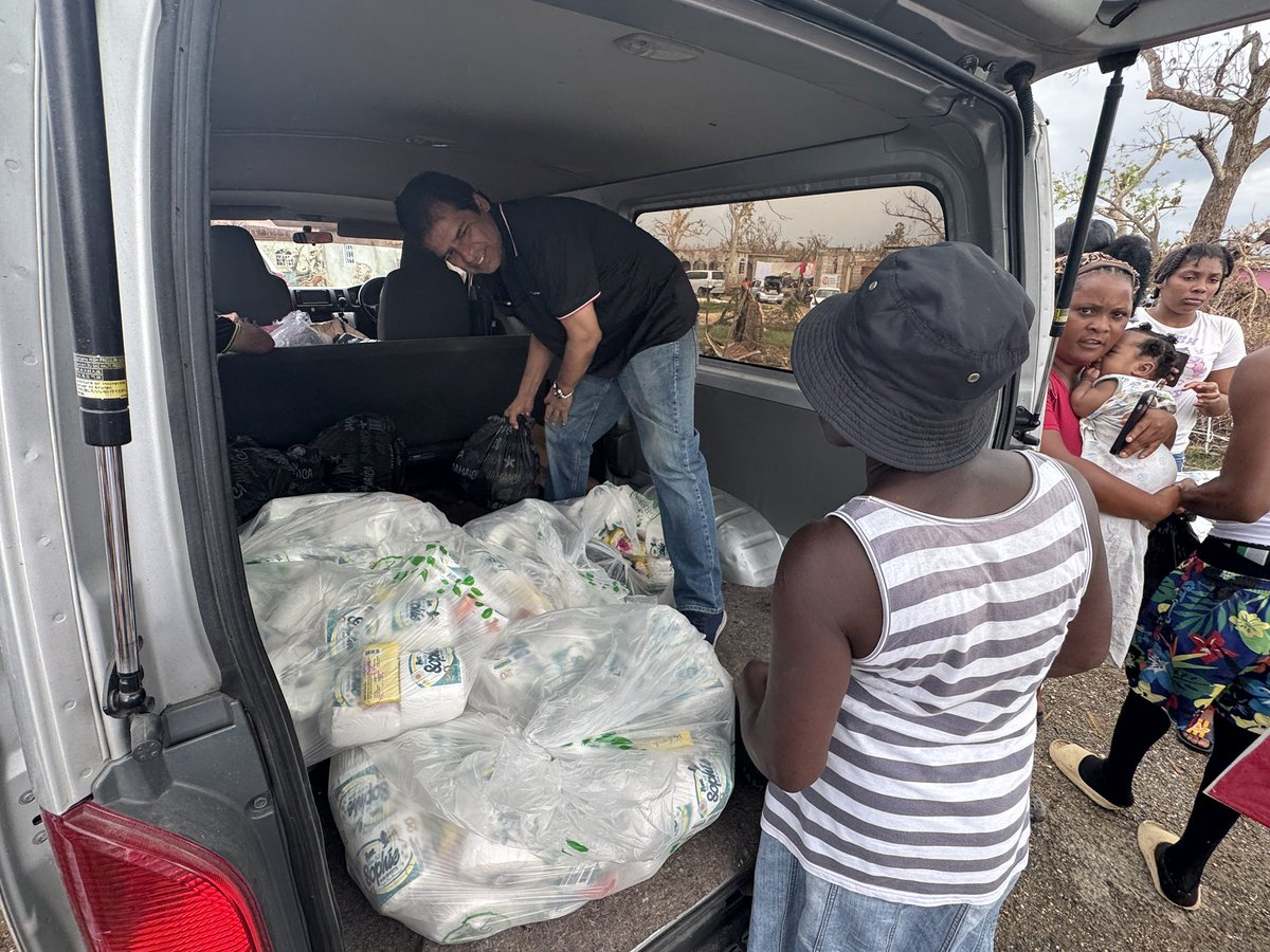 hcikingston's tweet image. High Commissioner @mayajoshi joins the Indian Community in Kingston Team led by Mr Gul Mansukhani &amp;amp; the Indian community/businessmen in Jamaica to visit affected communities in St. Elizabeth Parish that has been severely impacted by #HurricaneMelissa. The 📌Visit was supported by…