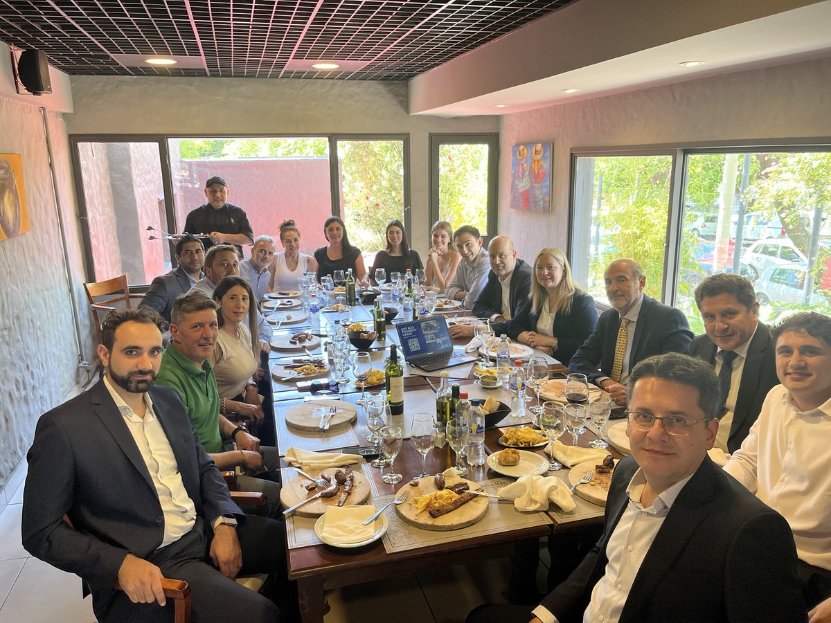 Hoy visitamos Mendoza para recoger impresiones sobre la desregulación de la industria del vino. A la mañana nos cruzamos con <a href="/diegosantilli/">Diego Santilli</a> en la oficina de <a href="/alfredocornejo/">Alfredo Cornejo</a>. Luego con los productores en el INV y en Bodegas Argentinas. También hubo un rato para compartir un