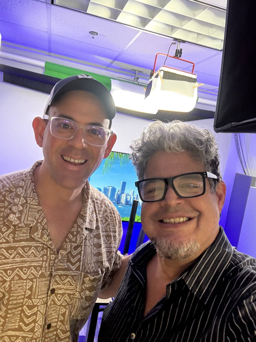 Siempre un gusto encontrarme con <a href="/tommonasterios/">Tom Monasterios</a>, el creador del primer programa de radio de comedia en el que trabajé: “El Show de la Gente Bella”. Allí fui asistente de producción y guionista en el año 2002.

Esto fue en Miami durante una visita a su Yo + Podcast Center.