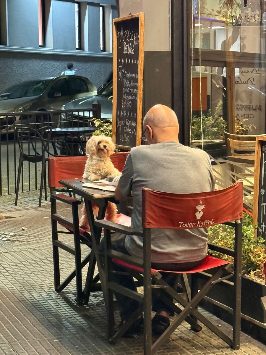 este señor merienda todos los días con su perrita en beruti y ecuador. cada vez que lo veo, se me va todo lo malo y sonrío.