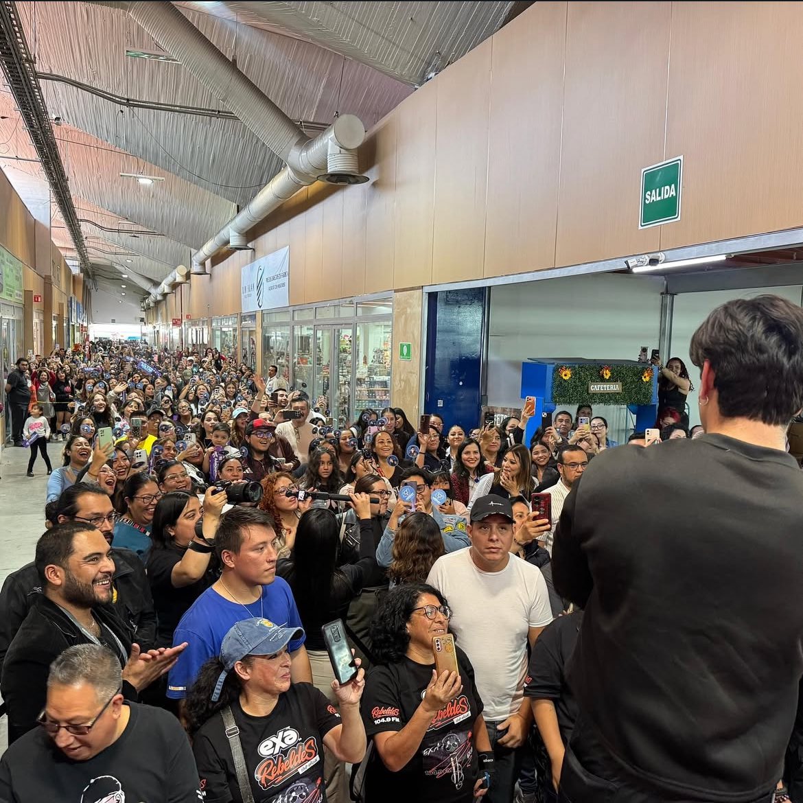 mercurygloow's tweet photo. cómo empezó VS cómo terminó 

felicidades Aaron, lo haz logrado todo, lograste tener el amor de todo un público de diferentes edades, eres un orgullo, un verdadero IT BOY MEXICANO 🥹💗

AARON EN PRICESHOES X EXAFM

#LaCasaDeAaron 
#AaronMercury https://t.co/Ip5Hykwpun