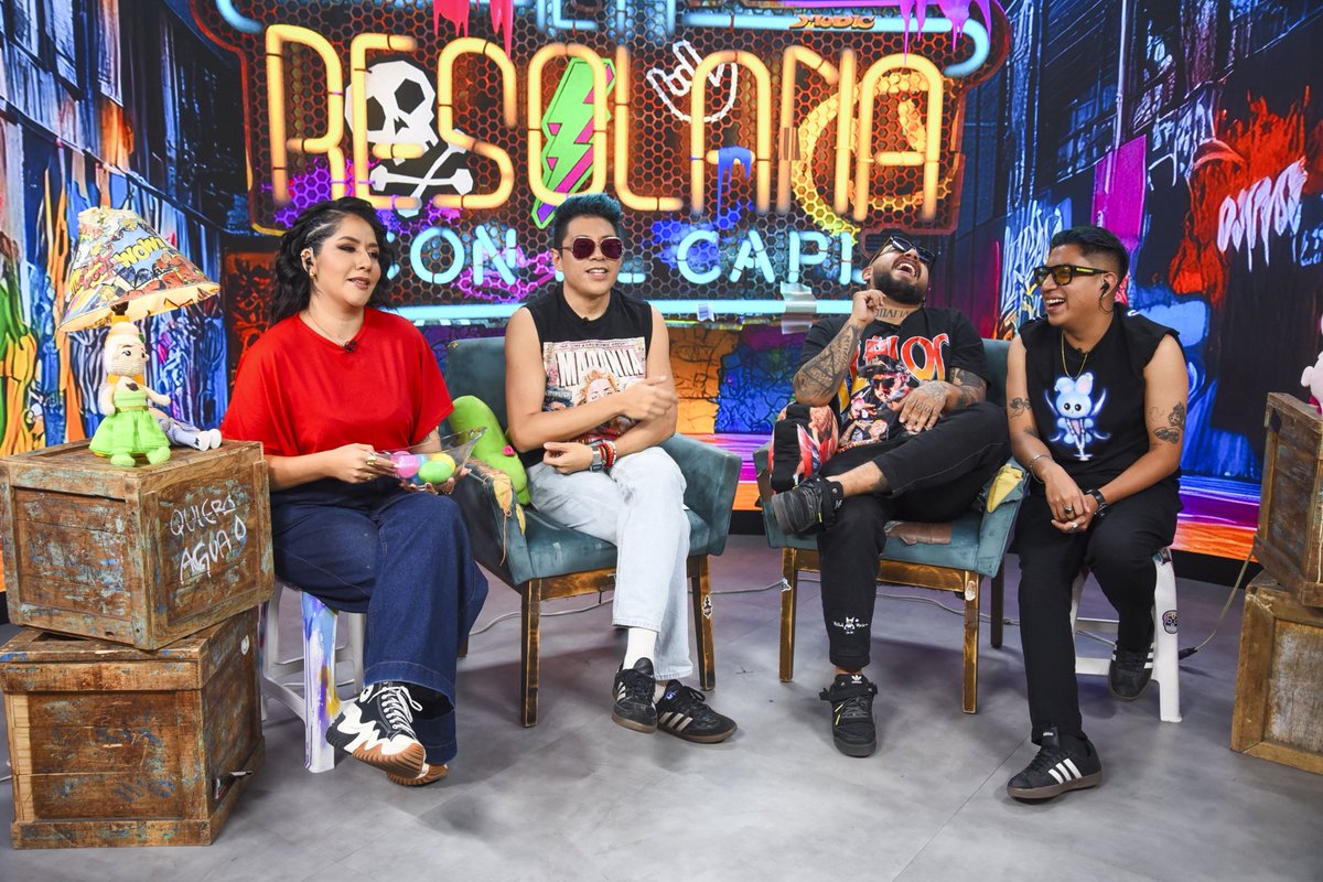 LaResolana's tweet photo. Racita, nos la estamos pasando delicioso con nuestro amigui #ManuNNa: pura risa, chismecito y una platicadita rica. 😌✨

Cáiganle a lo barrido porque andamos 🔴 EN VIVO con #ElTallerDeLaResolana 🙌🔥 #PodcastEnAzteca https://t.co/DzDRyJKotC