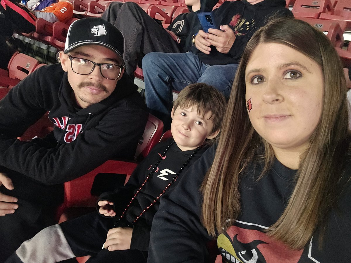 EricaElls1's tweet photo. Let's Go Cards #GoCards #beatclemson #blackout https://t.co/zNz0R0AYTS