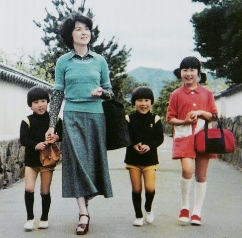 11月15日48年前昭和52年の今日、何の罪もない一人の女の子とご家族の人生が一変した日。

日が落ちるのが早い時期。
暗くなりつつある夕方、元気で明るく弟の面倒見も良く心優しい女の子がバドミントン部の練習を終え帰宅の途に。
中学校から自宅への帰り道、最後の丁字路を曲がればお家に着く。