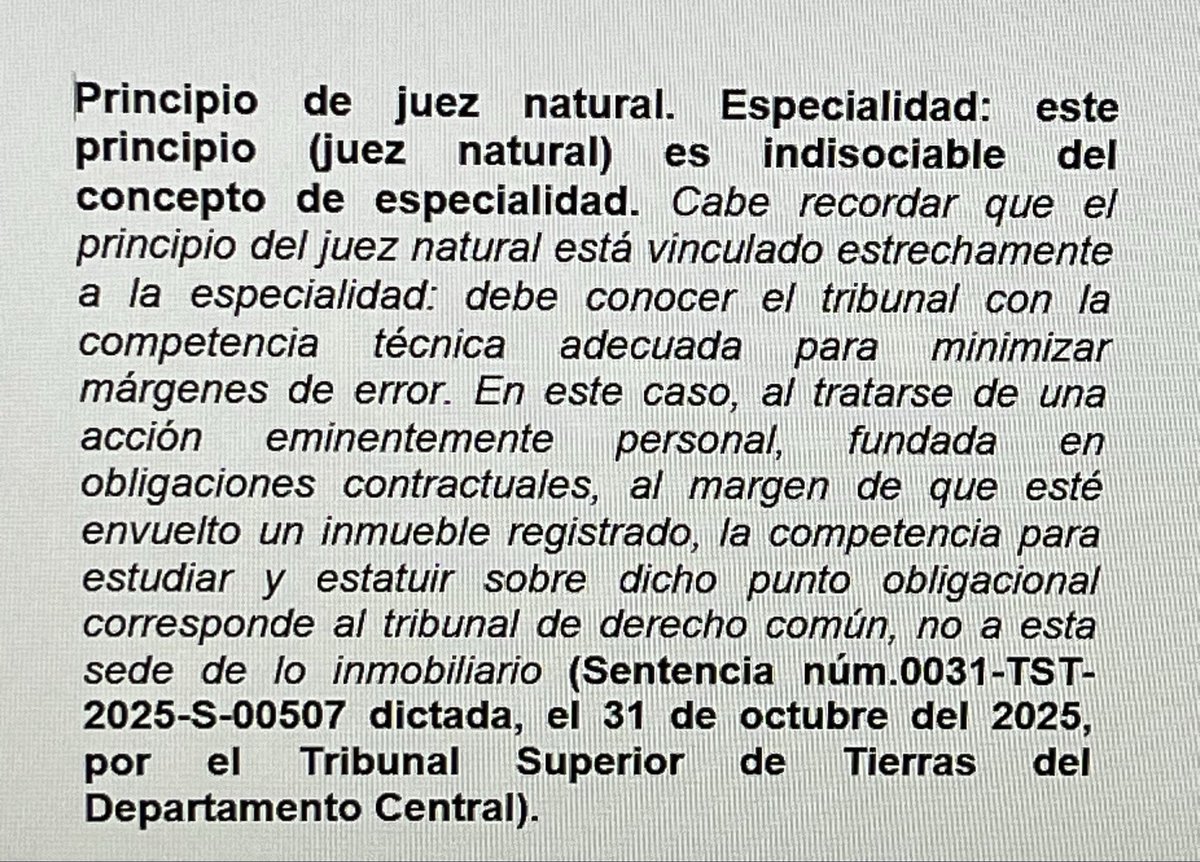 PRINCIPIO DE JUEZ NATURAL. El juez natural no es solo el juez predeterminado por la ley, sino el juez cuya idoneidad material —derivada de la especialización— justifica la asignación del caso.