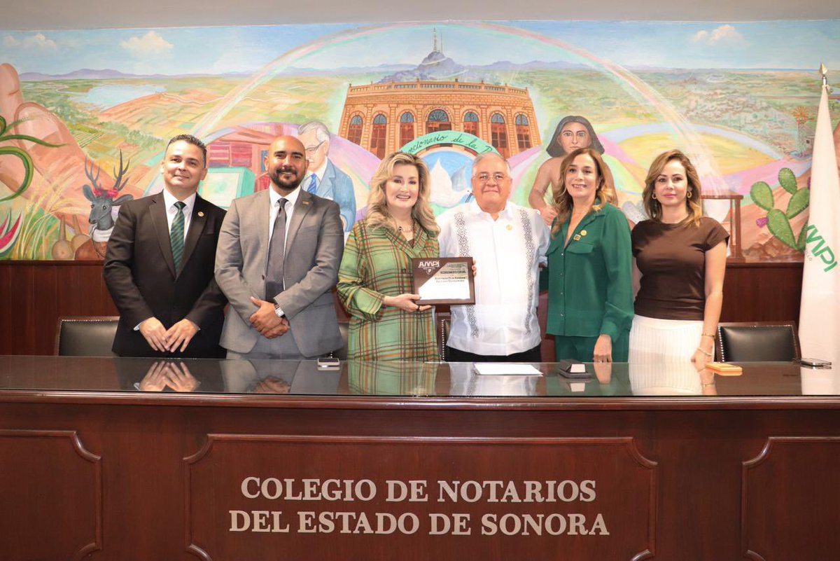 #Hermosillo  En el marco del Día del Profesional Inmobiliario, por iniciativa de la diputada Ely Sallard y aprobada por el Pleno del <a href="/CongresoSon/">Congreso Local Son</a> la legisladora fue reconocida por integrantes de <a href="/AmpiHermosillo/">AMPI Hermosillo</a> encabezados por su presidente Roberto Montaudon Soto.