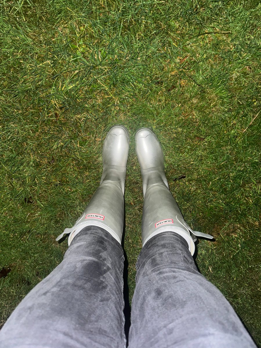 OutInMyHunters's tweet photo. Silver Hunters in the grass.
#hunterboots #silverhunters https://t.co/qqj18ykUgB