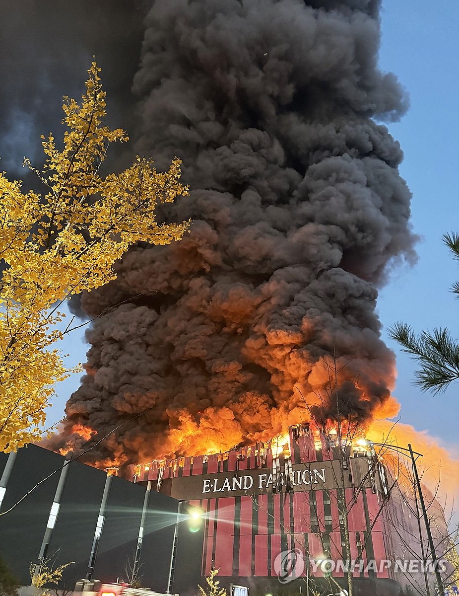 천안 이랜드패션 물류센터 불…대응2단계 진화속 인명피해 없어
yna.co.kr/view/AKR202511…