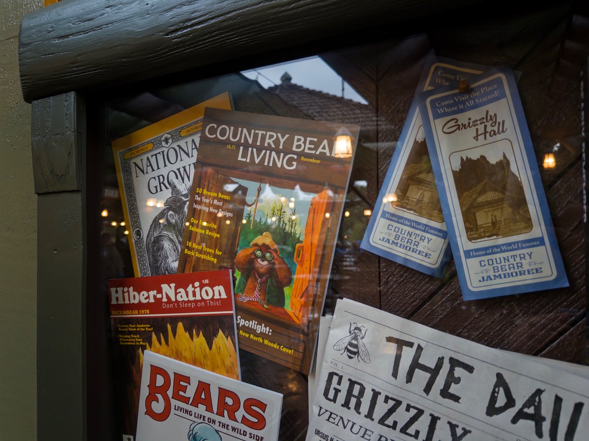 CritterClubHQ's tweet image. Prop displays have been added to the dining area at Hungry Bear Barbecue Jamboree! Lots of cute details.