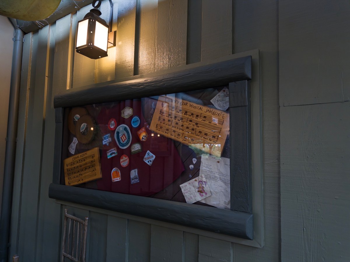 CritterClubHQ's tweet image. Prop displays have been added to the dining area at Hungry Bear Barbecue Jamboree! Lots of cute details.